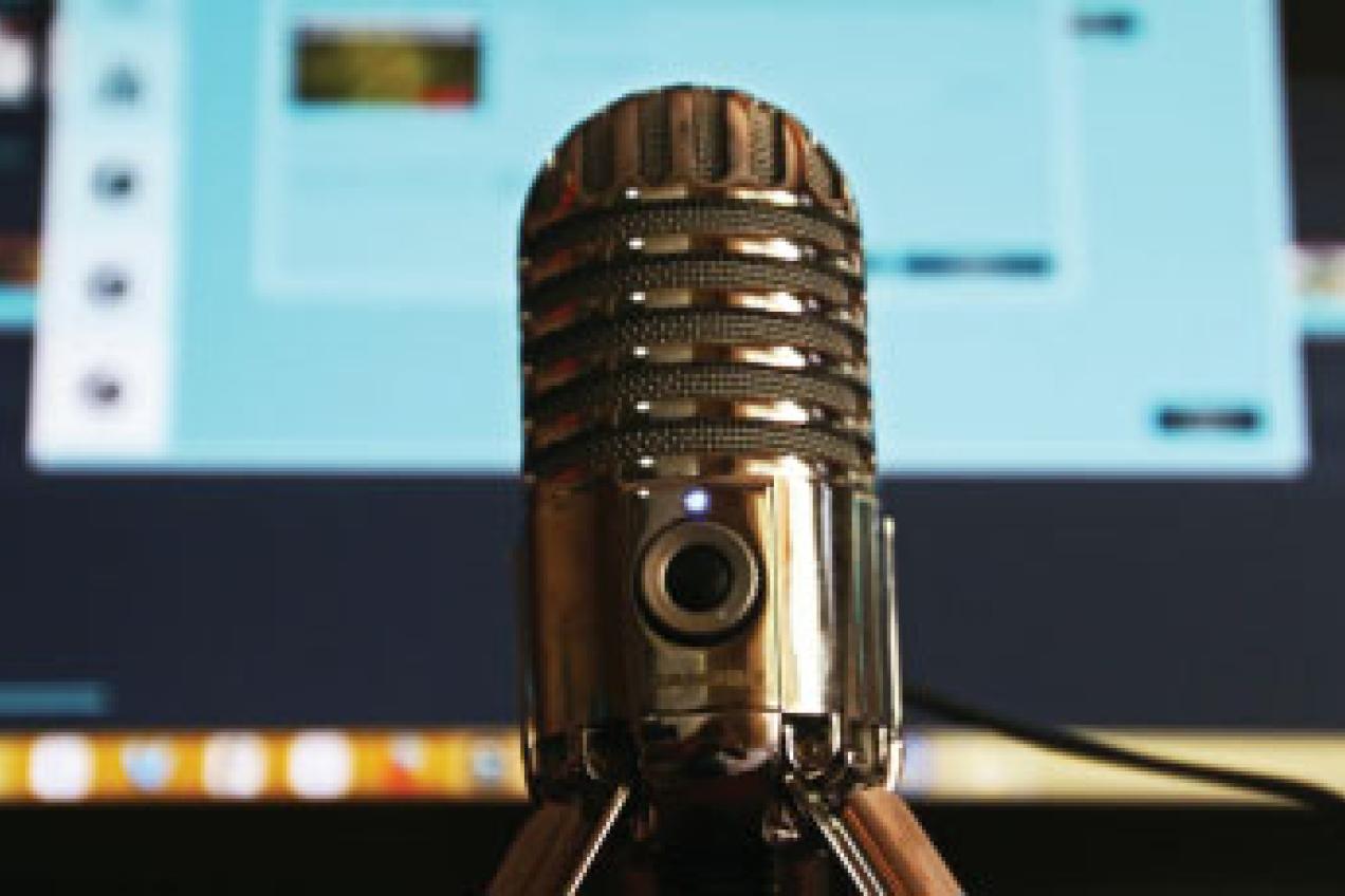 Foto van een microfoon voor een computerscherm.