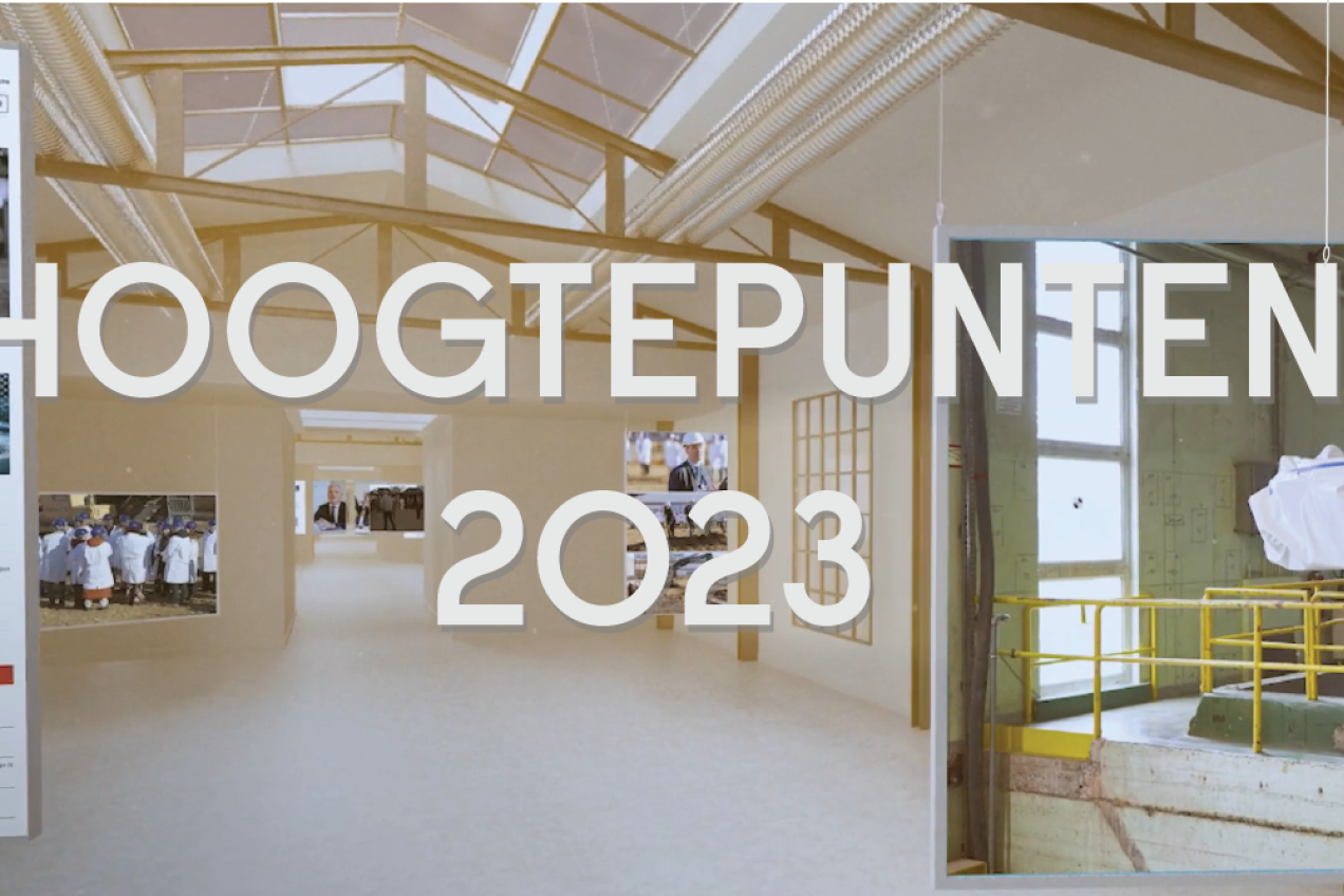 Het woord 'Hoogtepunten 2023' hangend aan draden in een museum van krantenknipsels.